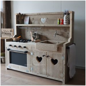 Steigerhouten speelkeuken 14 met hartjes in de deuren en houten wasbak