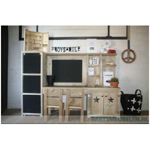 Stoere speelhoek voor kinderen met sterren figuren in de deurtjes en opbergruimte