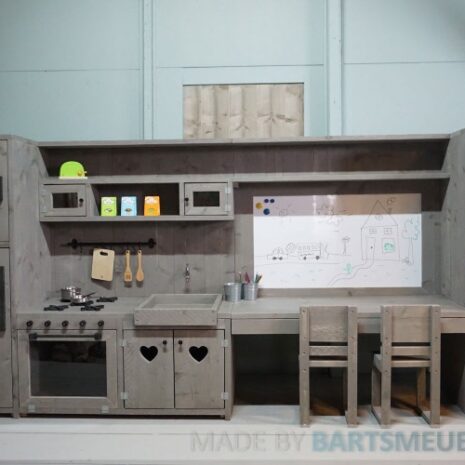 Grote speelhoek voor kinderen van steigerhout met bureau en speelgoedkeuken en opbergkasten