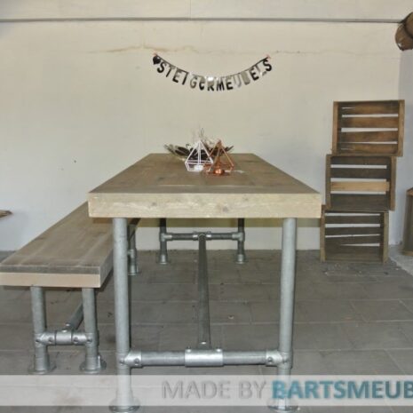 Steigerhouten tafel Sam, een houten blad met een onderstel van steigerbuizen als frame