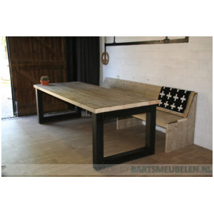 Steigerhouten tafel met stalen vierkant-onderstel