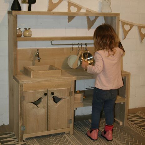 steigerhouten speelkeuken 9 - spelend meisje