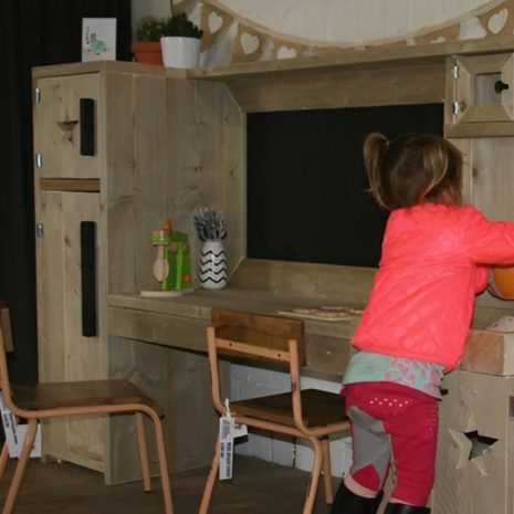 steigerhouten speelmeubel 13 met spelend meisje
