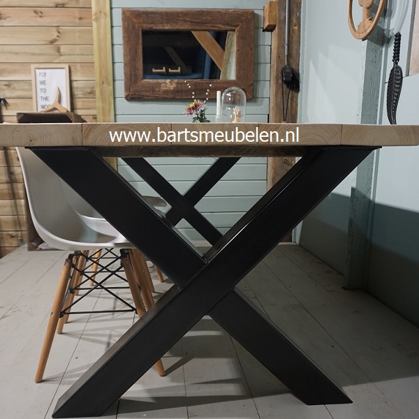 steigerhouten-tafel-met-stalen-x-onderstel.4
