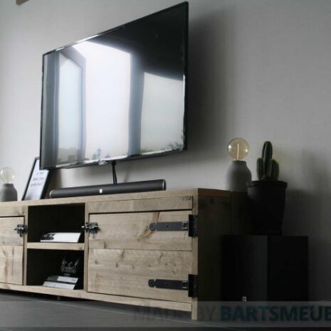 tv meubel joël van steigerhout Steigerhouten tv meubel laag met twee deuren en een open vak in het midden en stoer zwart hang en sluitwerk