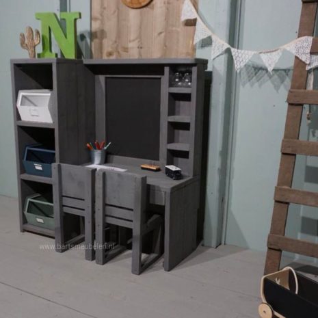 steigerhouten speelmeubel 15 - een speeltafel voor jonge kinderen