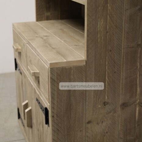 foto steigerhouten buffetkast met zwarte scharnieren en houten handgrepen