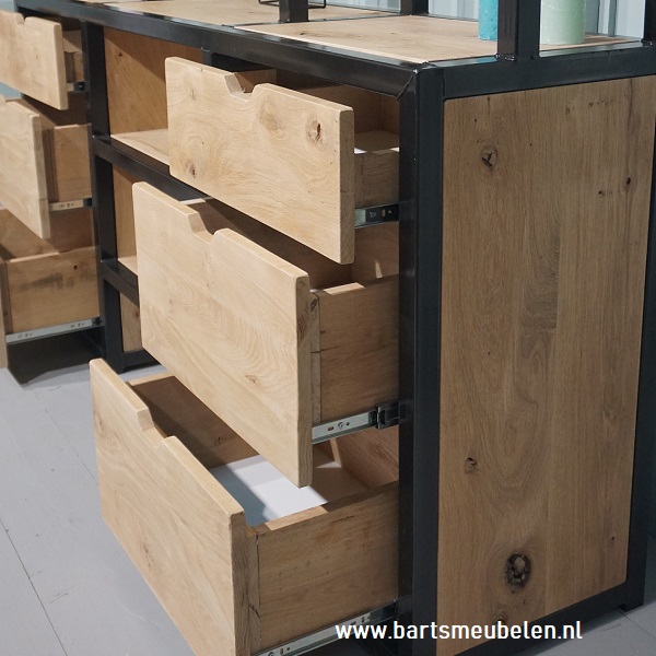 kast-rustiek-eikenhout-en-staal-meggy-5