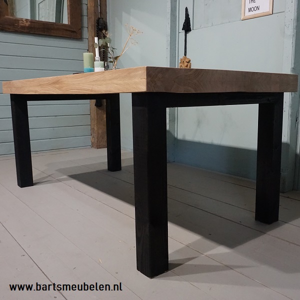 eikenhouten tafel met houten onderstel.4