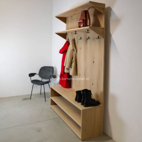 Rustiek eikenhouten garderobekast Zierikzee .1
