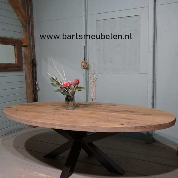 ovale-vintage-eikenhouten-tafel-met-stalen-onderstel.1