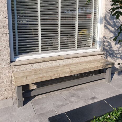 tuinbankje sjors in de voortuin