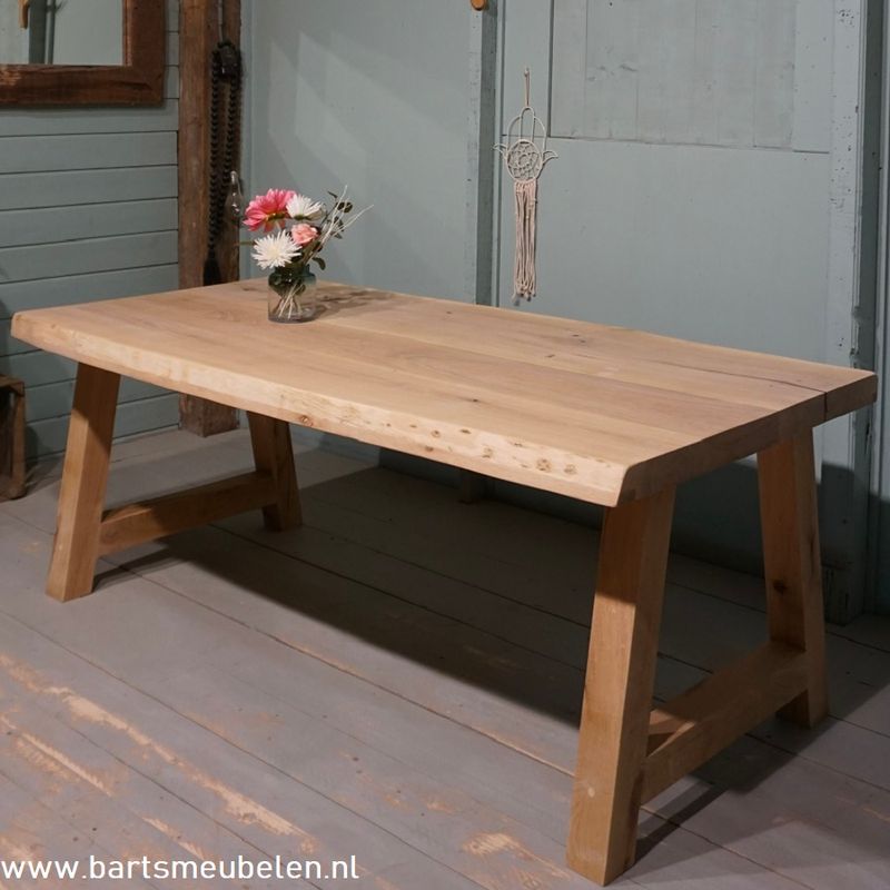 Eiken boombladtafel (40:40) met houten onderstel.1