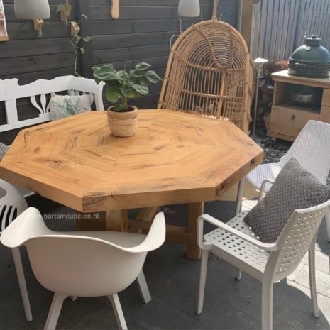 eikenhouten 8-hoek eettafel met houten onderstel