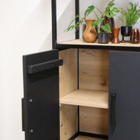 vakkenkast eikenhout en staal 8 - detail met open deur