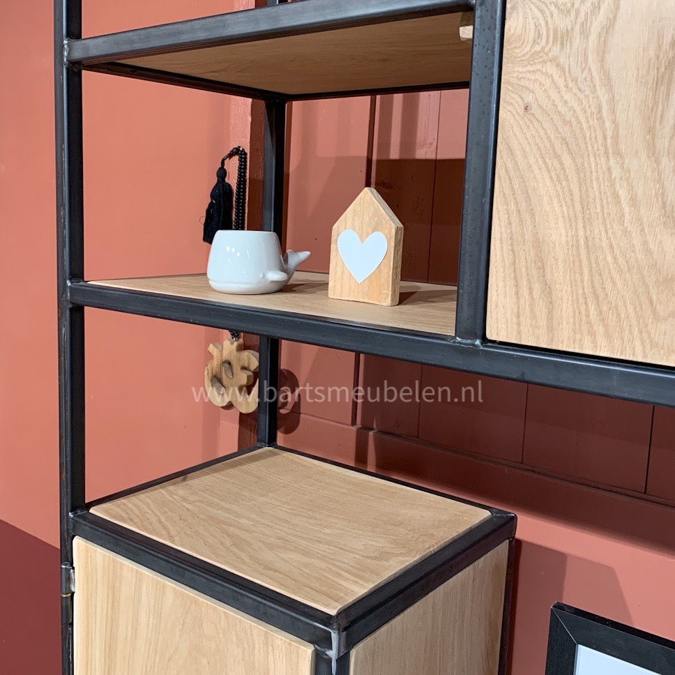 vakkenkast-eikenhout-en-staal-10