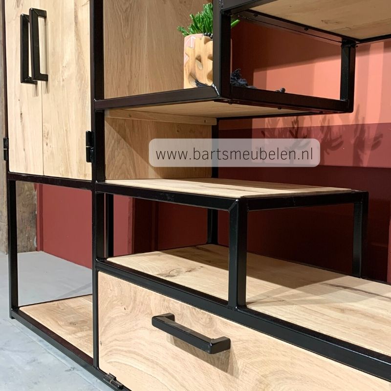 close up foto vakkenkast eikenhout en staal 9