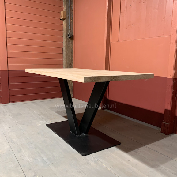 eiken-eettafel(40)met-stalen-v-poot.1
