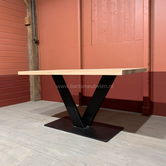 eiken-eettafel(40)met-stalen-v-poot.4