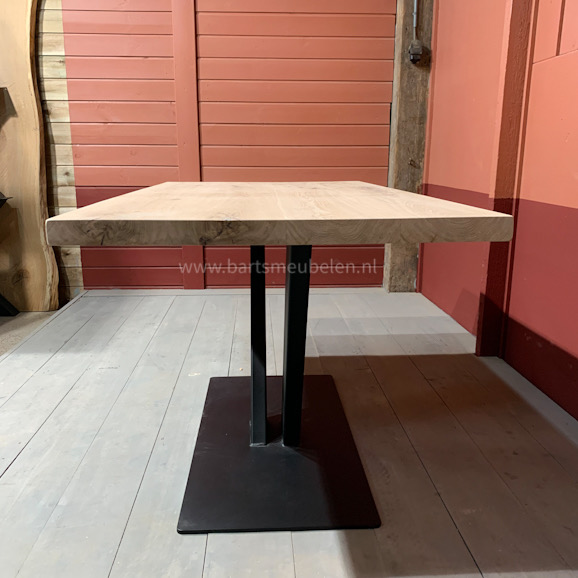 eiken-eettafel(40)met-stalen-v-poot