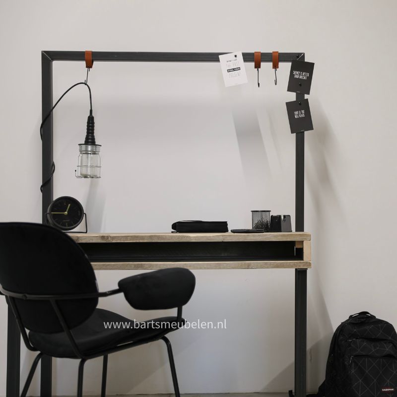 industrieel bureau lott - met stoer metalen frame en houten blad met opening