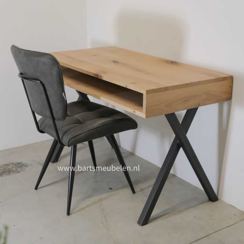 industrieel bureau met eiken houten blad en x onderstel metaal mats