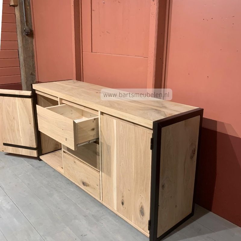 eikenhouten dressoir met stalen frame