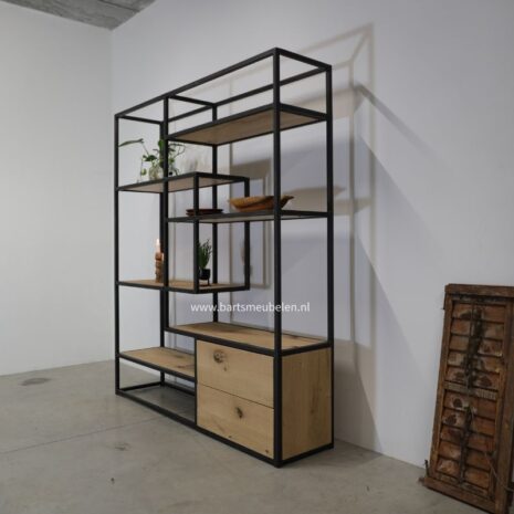 stalen kast met vakken