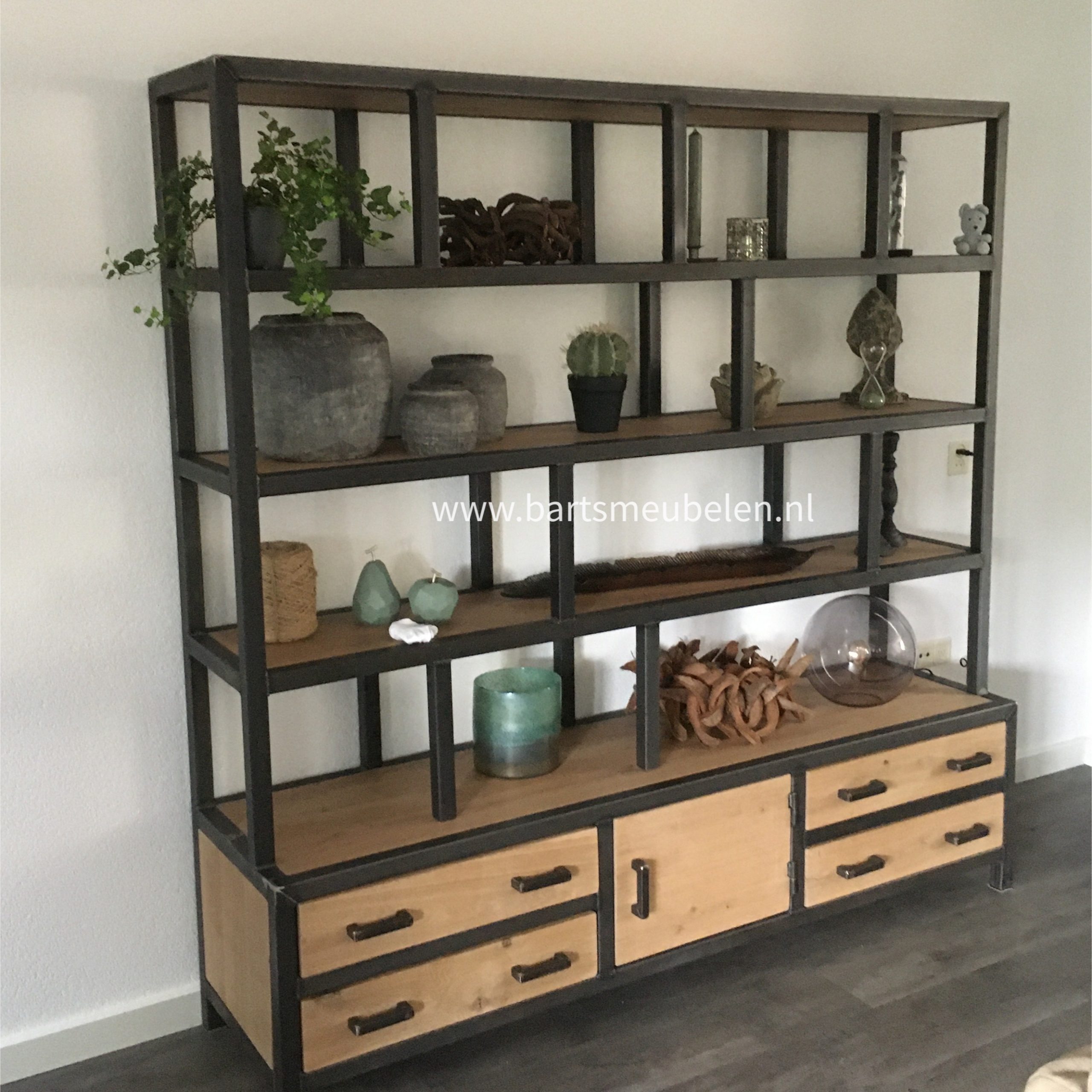 wandkast-industrieel-mees