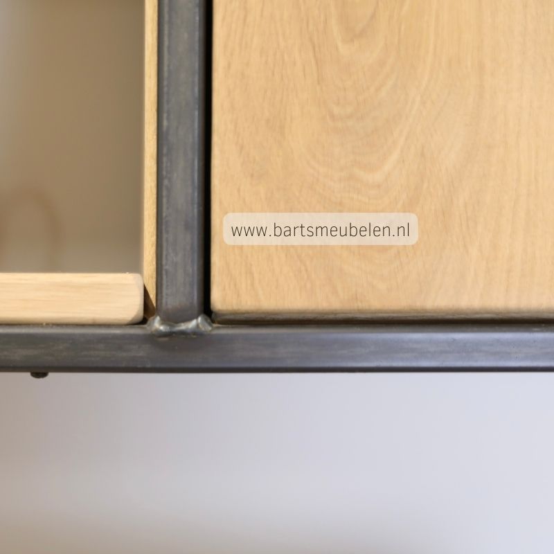 detail foto eikenhout en staal