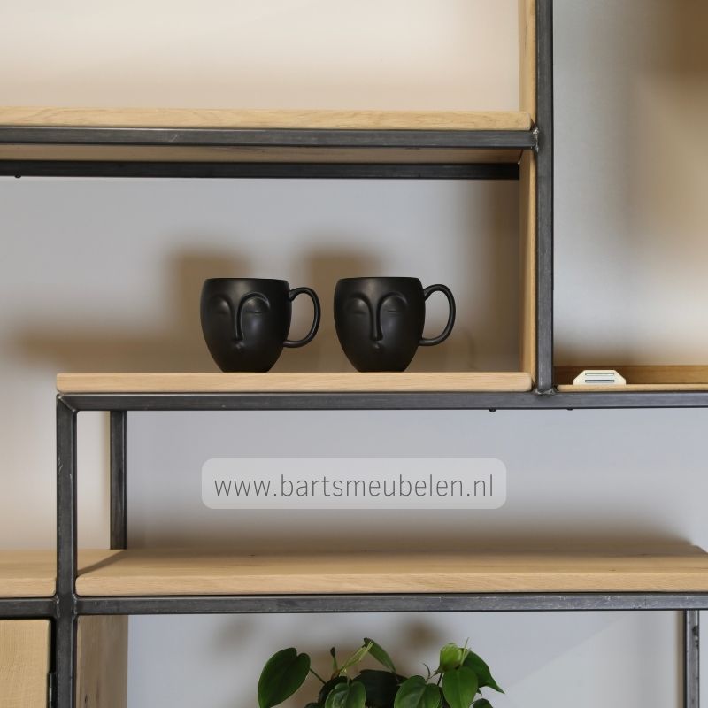 detail foto stalen frame met eikenhout kast