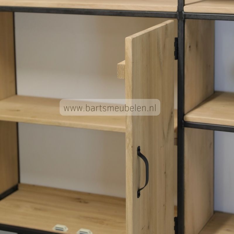 detail afbeelding kast industrieel met vakken