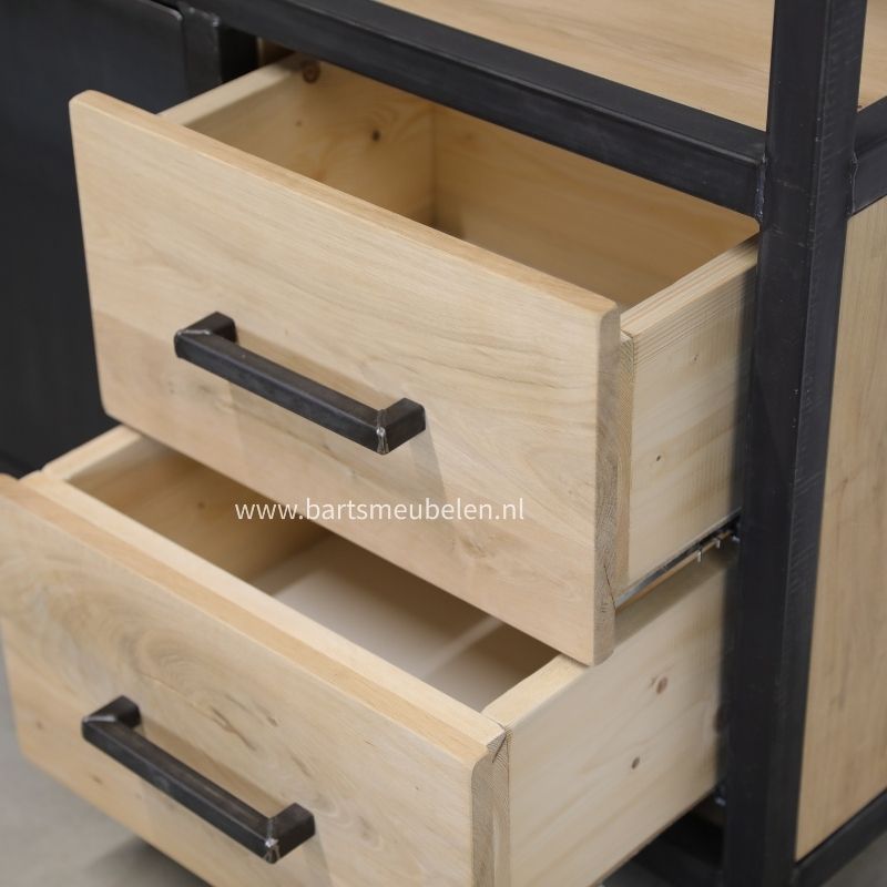 detail foto houten lades met stalen handgrepen