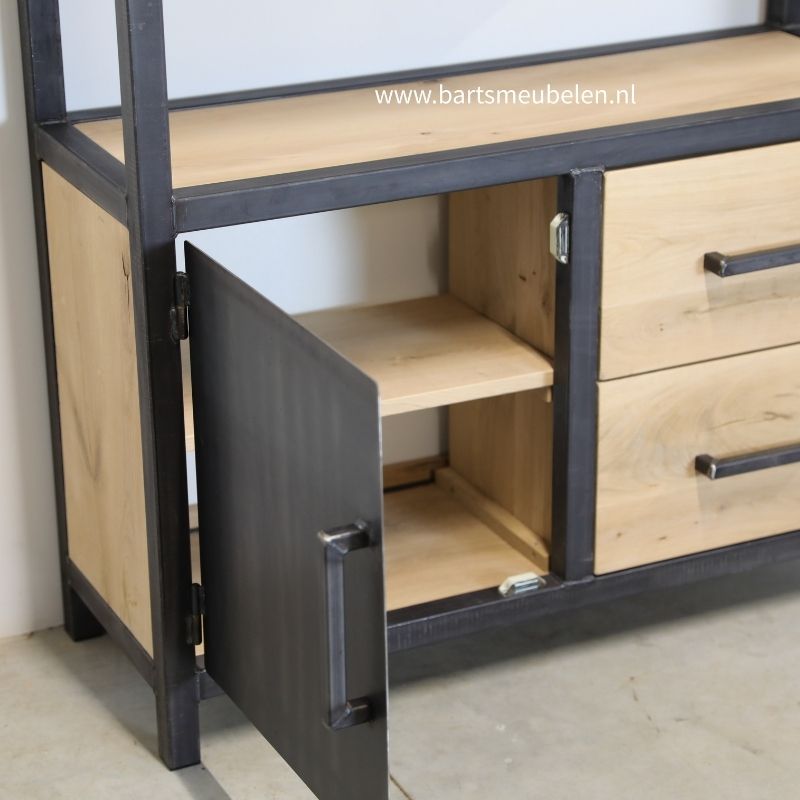 foto stalen deur met handgreep en eikenhout