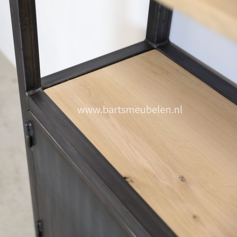 detail foto hout en staal kast