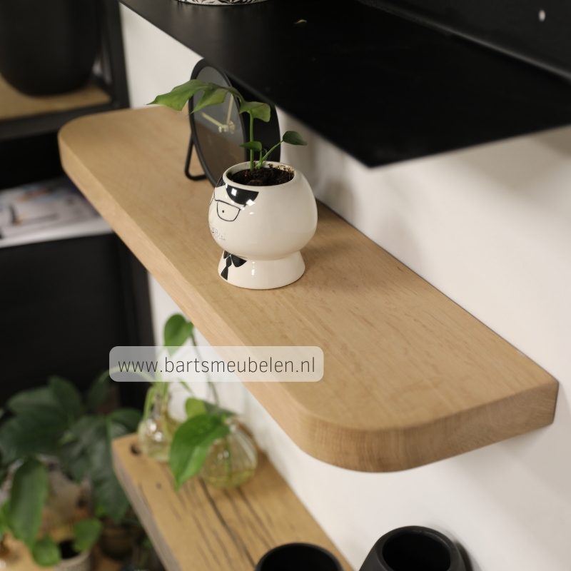 foto wandplank met blinde wandbeugels en afgeronde hoeken van eikenhout