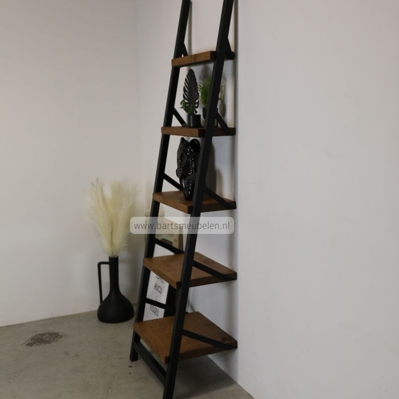 ladderkast gerookt eiken tegen muur