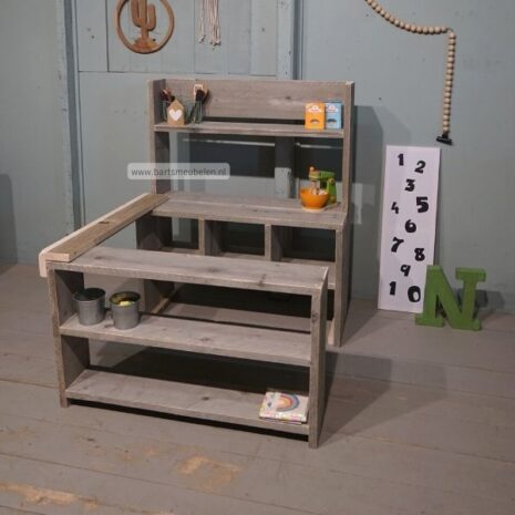 speelgoedwinkeltje.1 steigerhouten speelgoedwinkeltje