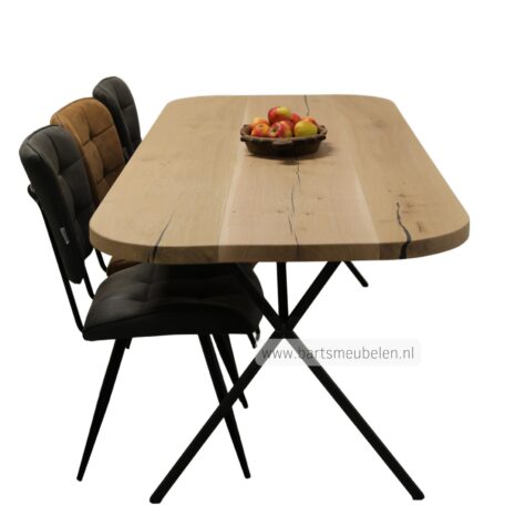 ovalen eettafel Zweeds met stalen onderstel