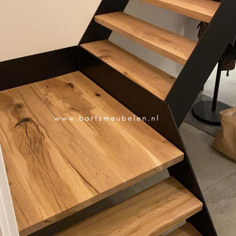 trap met eikenhouten treden