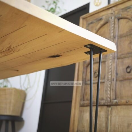 boomstamtafel met 4 hairpin tafelpoten