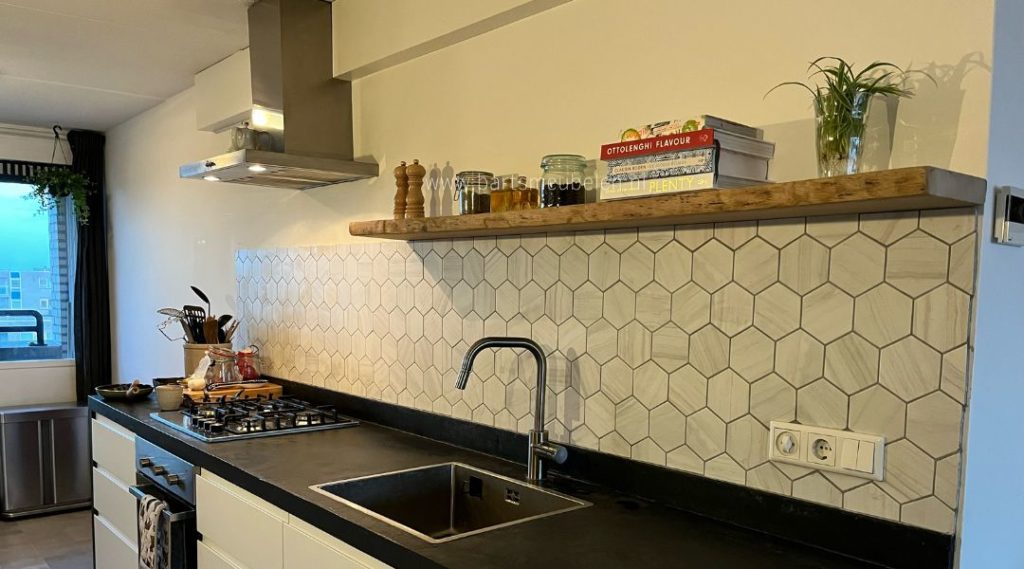 boomstamwandplank_in_de_keuken