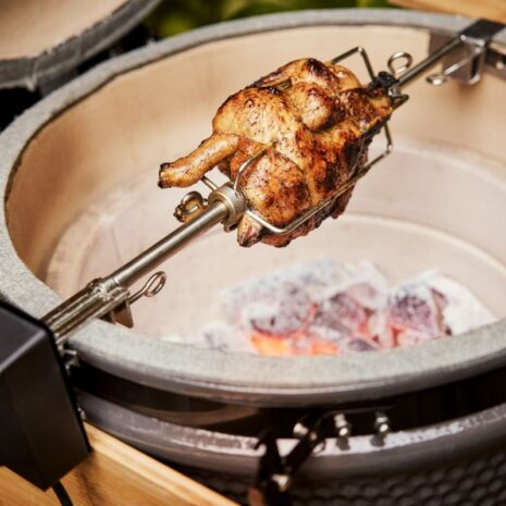 Grill Guru Rotisserie op Kamado Grill-Guru-Rotisserie-op-Kamado