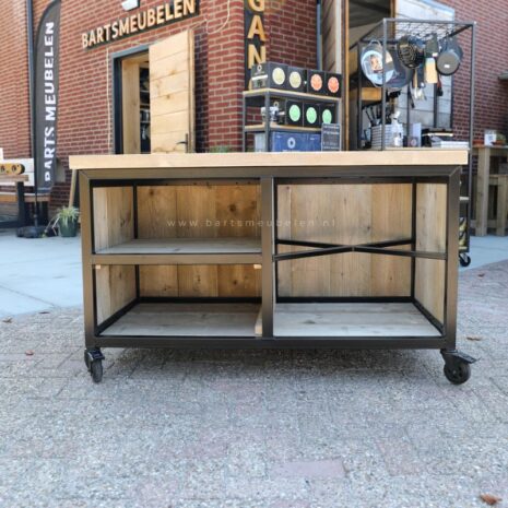 Steigerhouten_buitenkeuken_Seff_voor_Kamado_Rechts_zwart_frame_op_wielen_dik_steigerhouten_blad