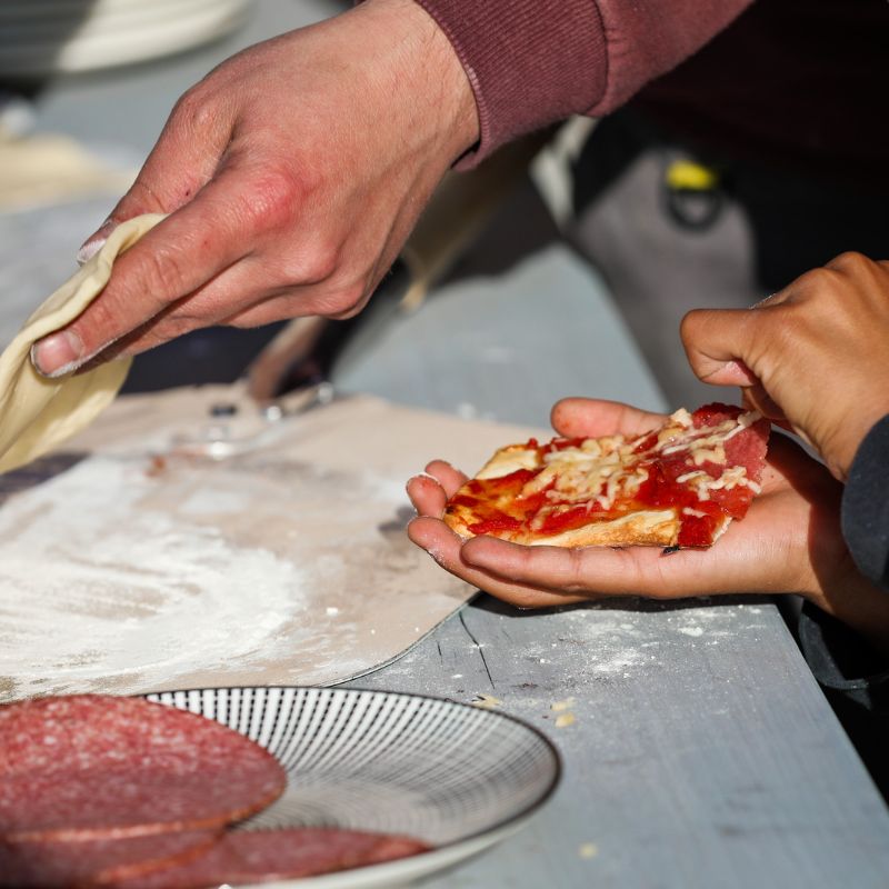 heerlijke pizzas bereiden op de kamado barbecue heerlijke pizzas bereiden op de kamado barbecue