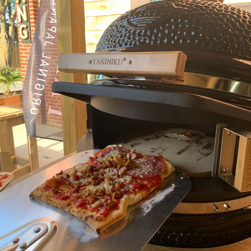 pizza op de yakiniku kamado