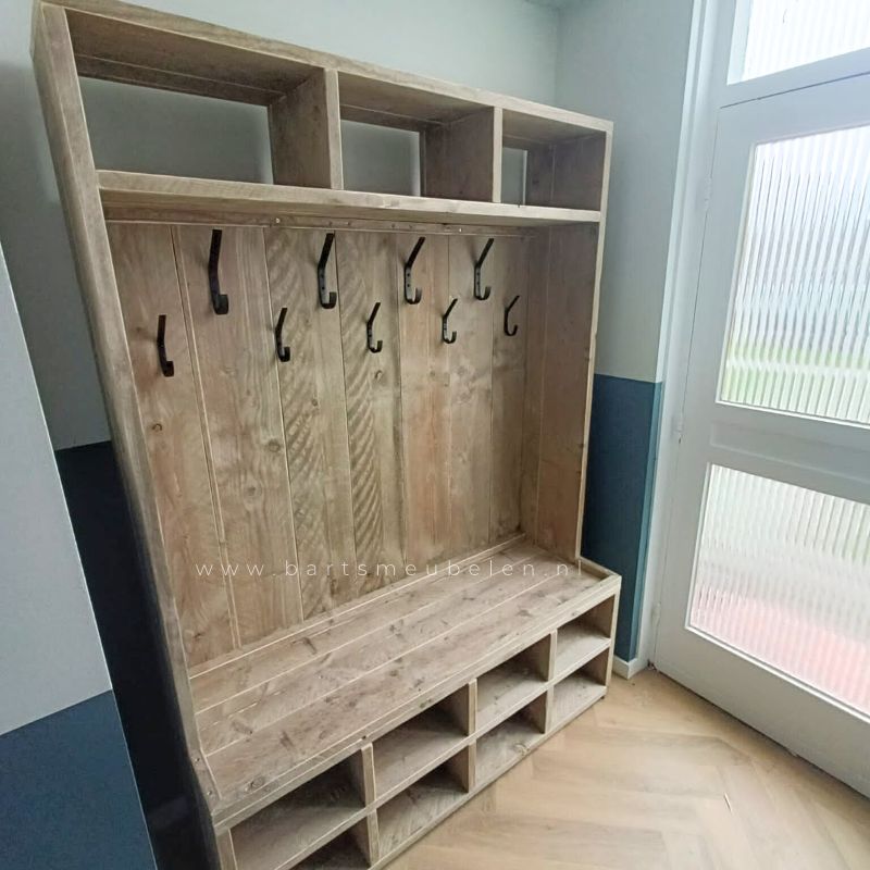 steigerhouten garderobekast bij de klant