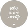 Muurcirkel beige met tekst 'Geluk zit in het zonnetje''