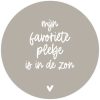 Muurcirkel beige met tekst Mijn favoriete plekje is in de zon Muurcirkel beige met tekst 'Mijn favoriete plekje is in de zon'