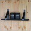 zwarte wandplank met stalen beugels